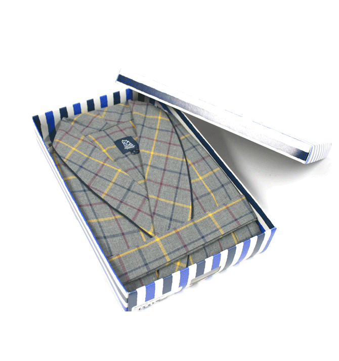 Batin bata larga de estar por casa de cuadros con fondo gris - Solohombre