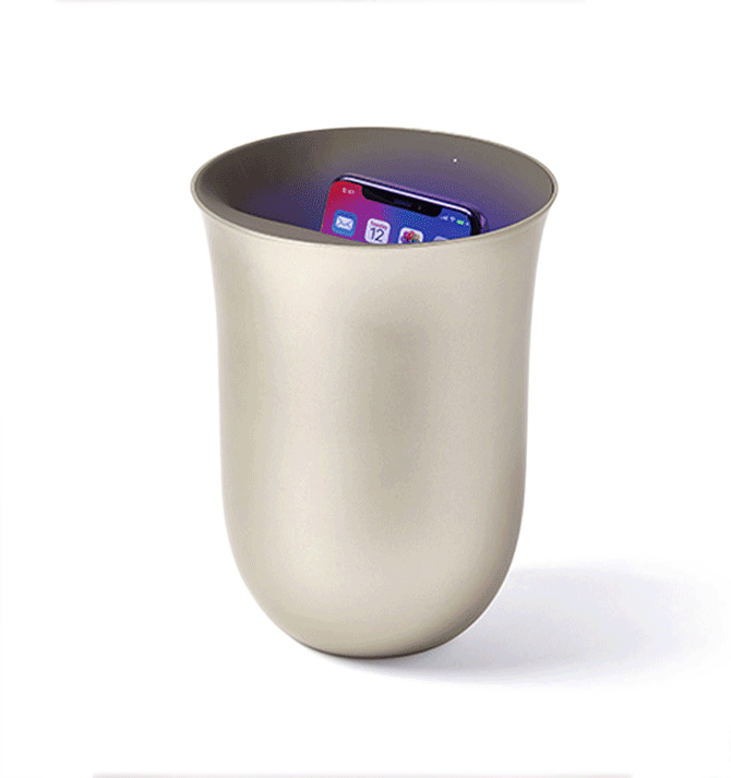 Cargador inalambrico y limpiador de bacterias de tu móvil color dorado