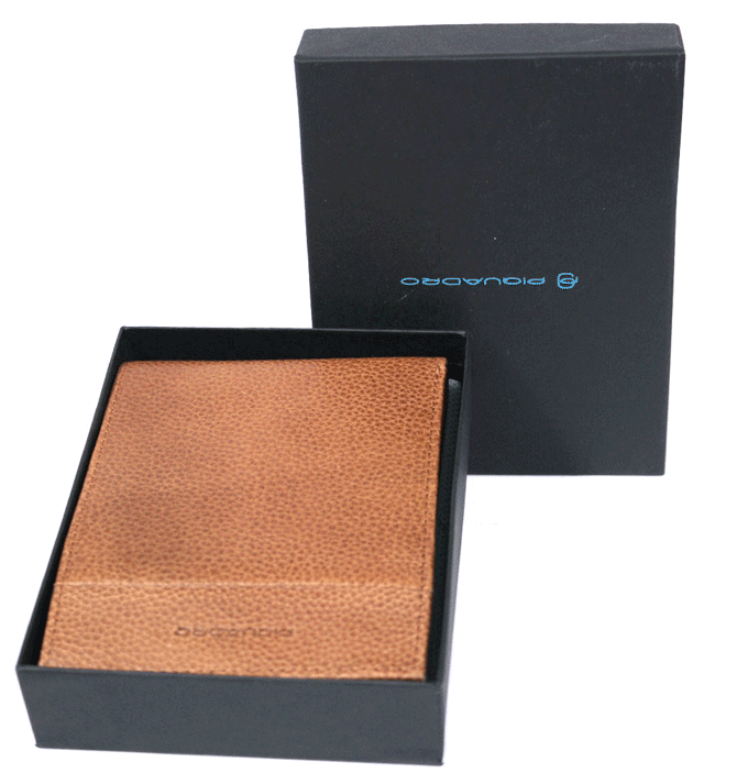 Cartera billetera tarjetero de piel beige para muchas tarjetas marca Piquadro