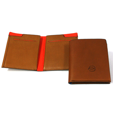 Cartera billetera tarjetero vertical de piel beige marca Piquadro