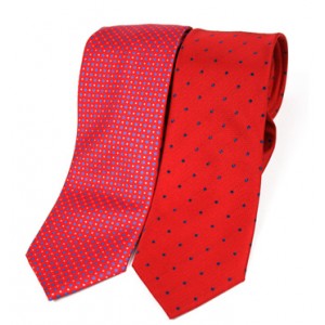 Corbata de seda natural de color rojo con dibujo de lunares