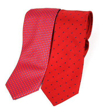 Corbata de seda natural de color rojo con dibujo de lunares