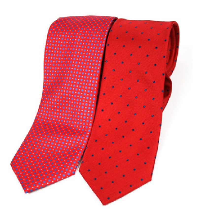 Corbata de seda natural de color rojo con dibujo de lunares