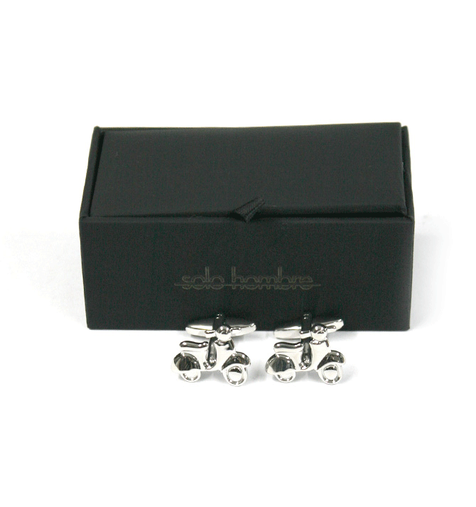 Gemelos en metal con motivo de moto Vespa Solohombre