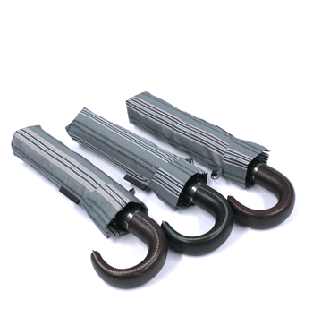 Paraguas plegable con funda, dibujo de rayas y mango de simil piel