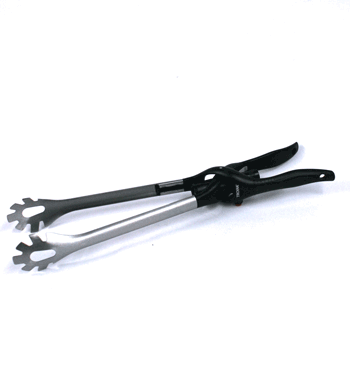 Pinza con luz para iluminar y ver tus carnes en la barbacoa