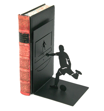 Sujeta libros de hombre jugando al futbol - Solohombre