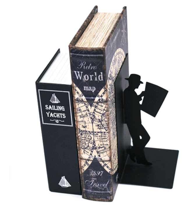 Sujeta libros de hombre leyendo el periódico