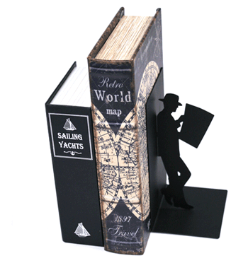 Sujeta libros de hombre leyendo el periódico